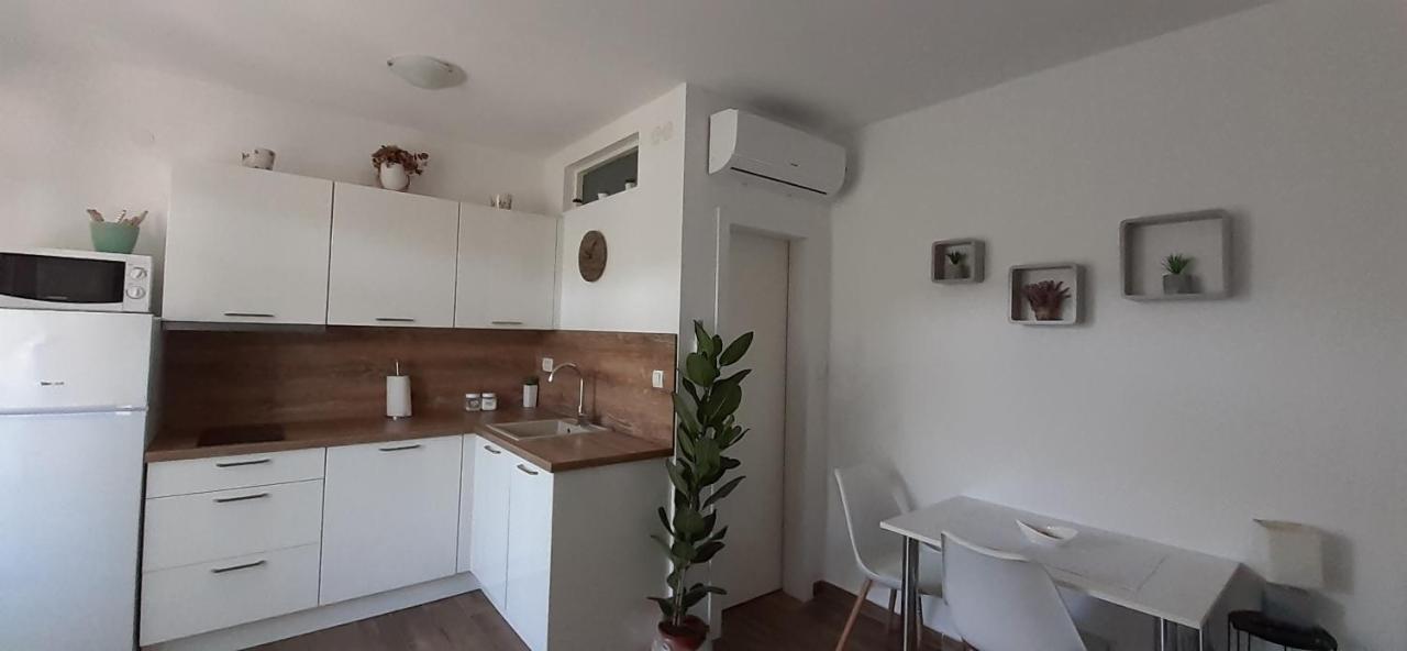 Apartment Studio Bianca - Studio With Terrace Near The Sea